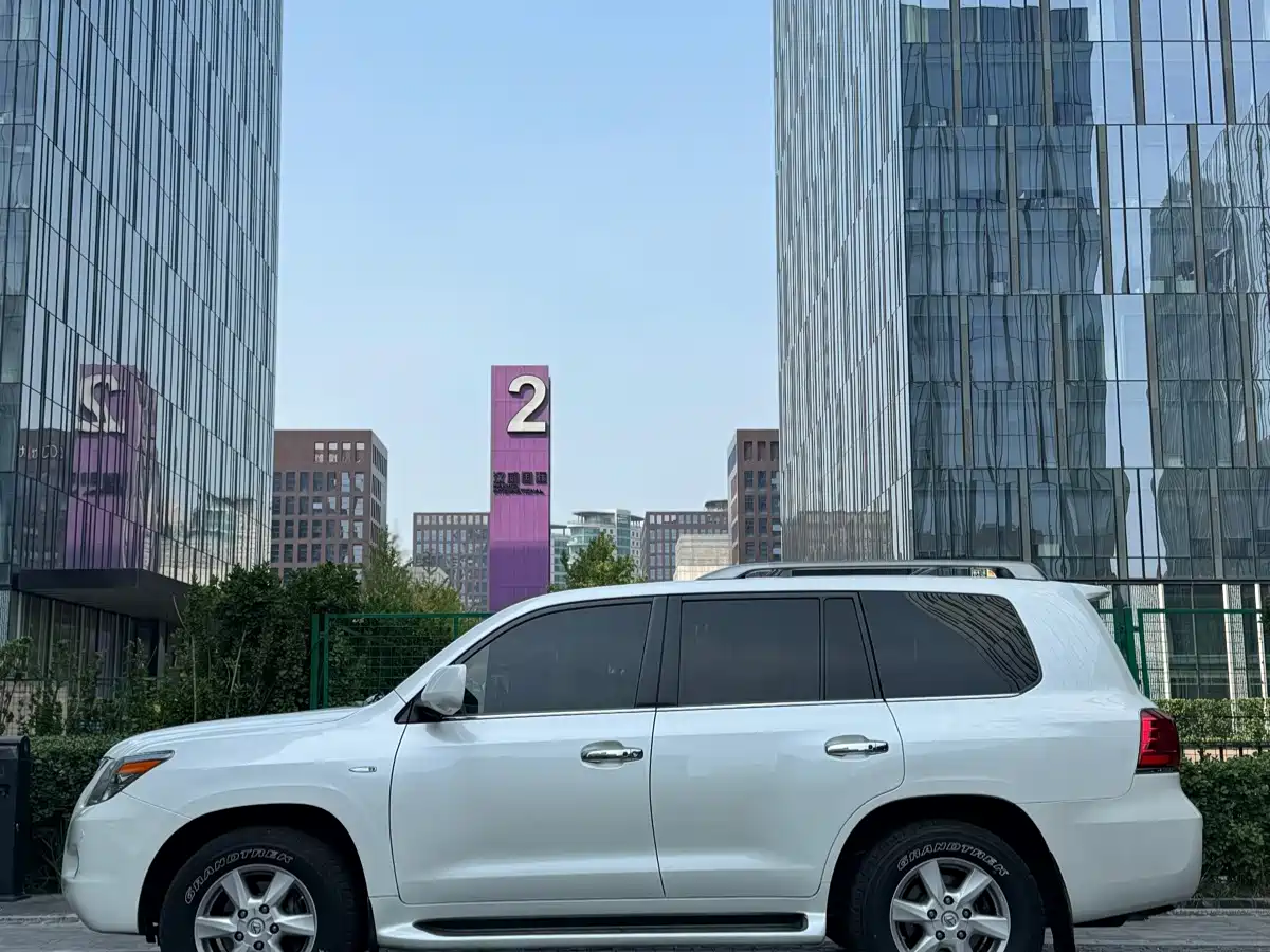 Фото 3 - Lexus LX