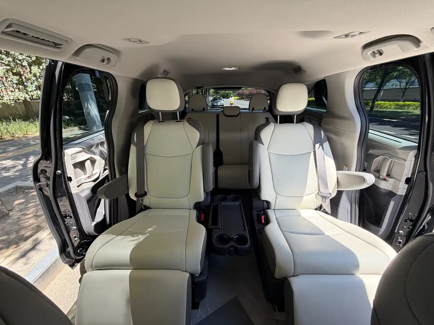 Toyota Sienna 2024 2.5L Hybrid Comfort Edition фото 12