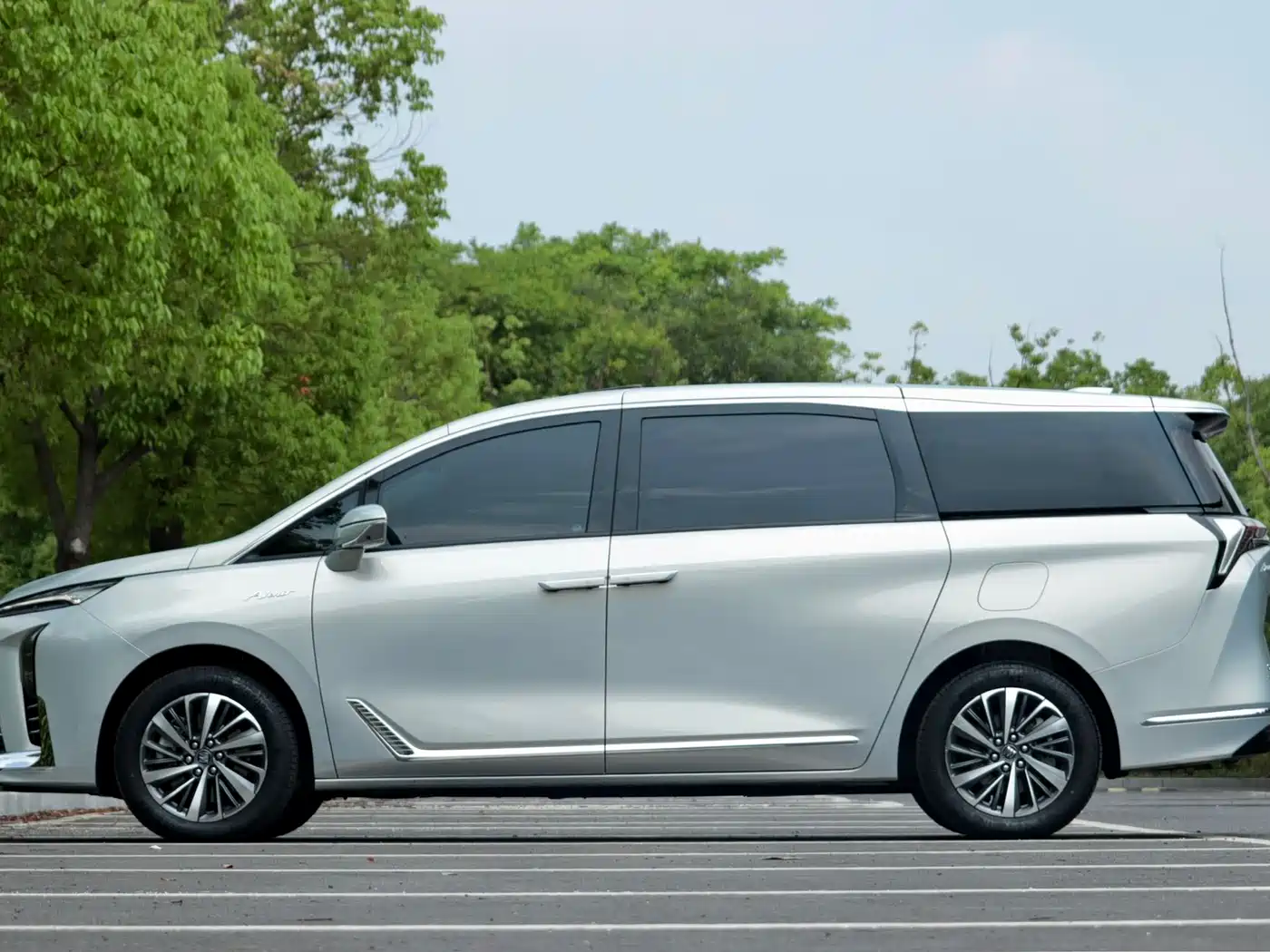 Buick GL8 New Energy 2026 Luzun Smart Luxury Avenir Edition фото 6