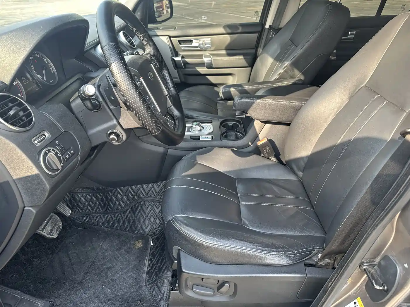 Land Rover Discovery 2015 3.0 SDV6 HSE Diesel фото 4