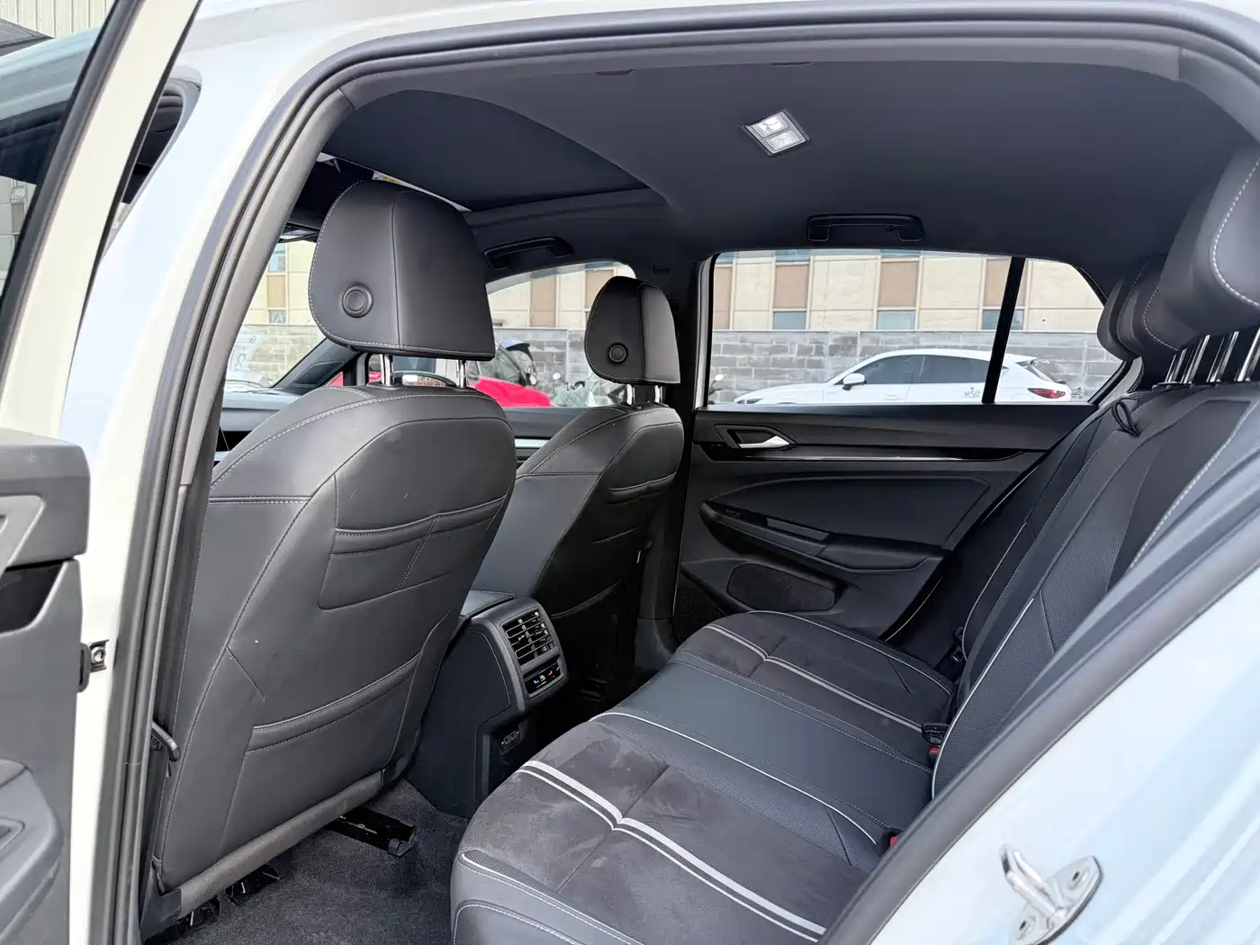 Volkswagen Golf 2023 Model 280TSI DSG R-Line фото 8