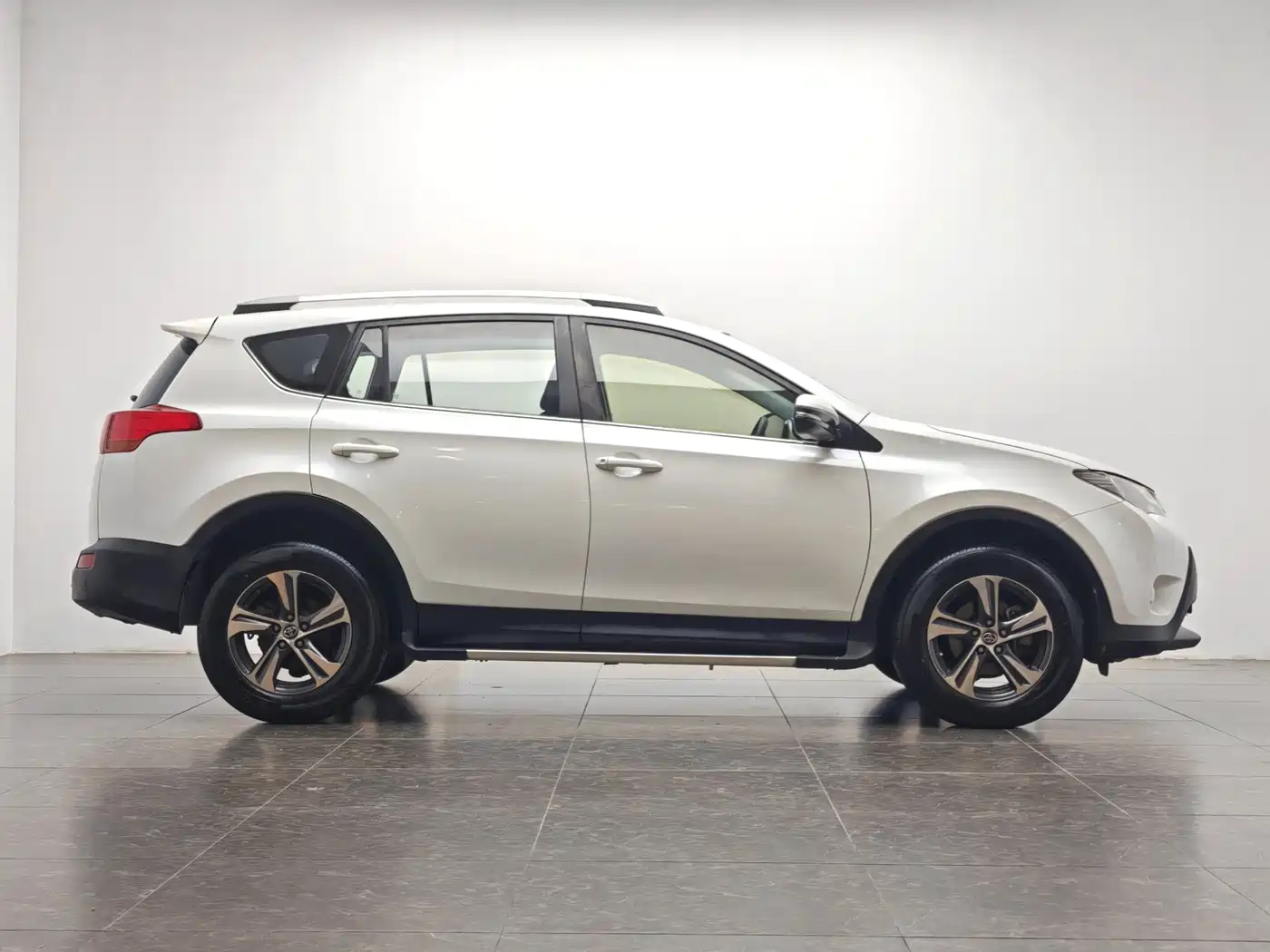 Toyota RAV4 Rongfang 2015 2.0L CVT 2WD Trend Edition фото 11