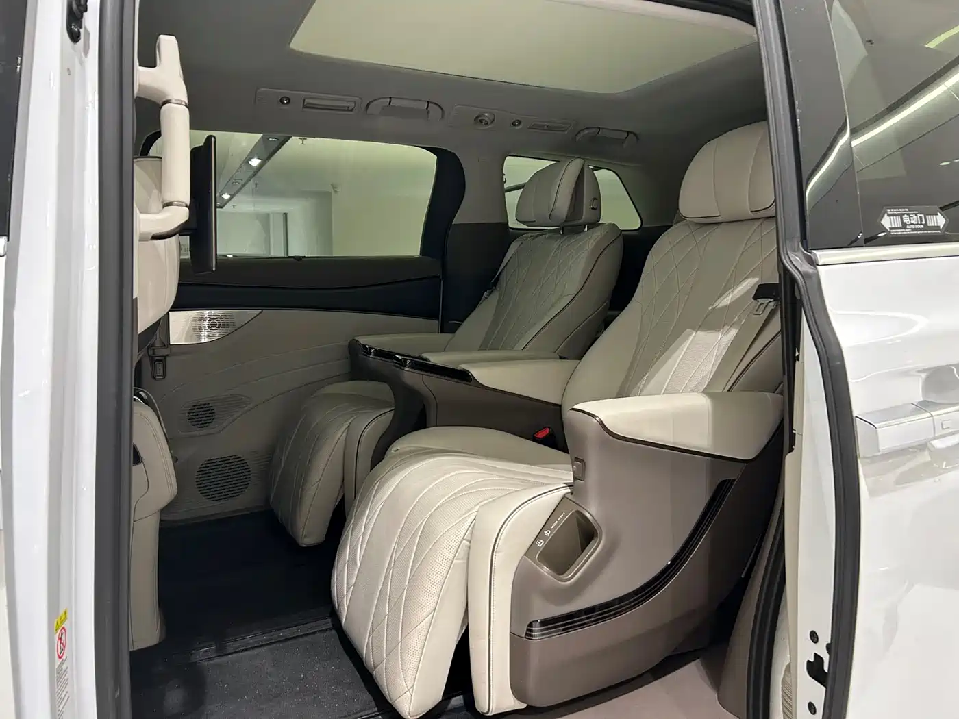 Denza D9 2022 DM-i 970 All-Wheel Drive Honor Edition фото 8