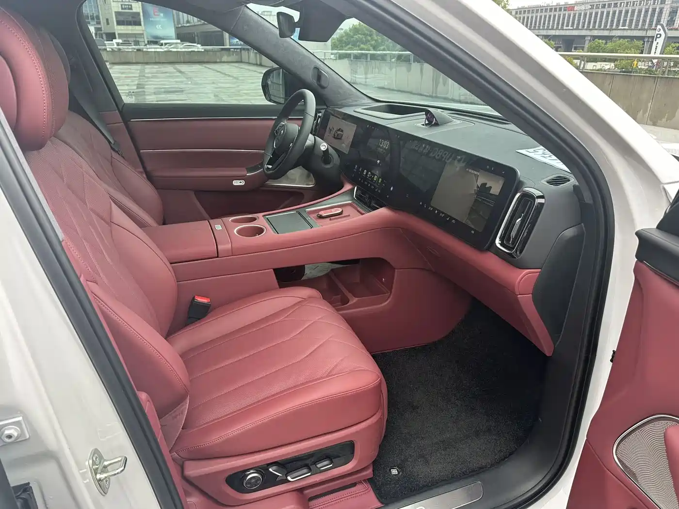 AITO Wenjie AITO M8 2025 Range Extender Max+ Edition 53.4kWh 5-seater фото 11