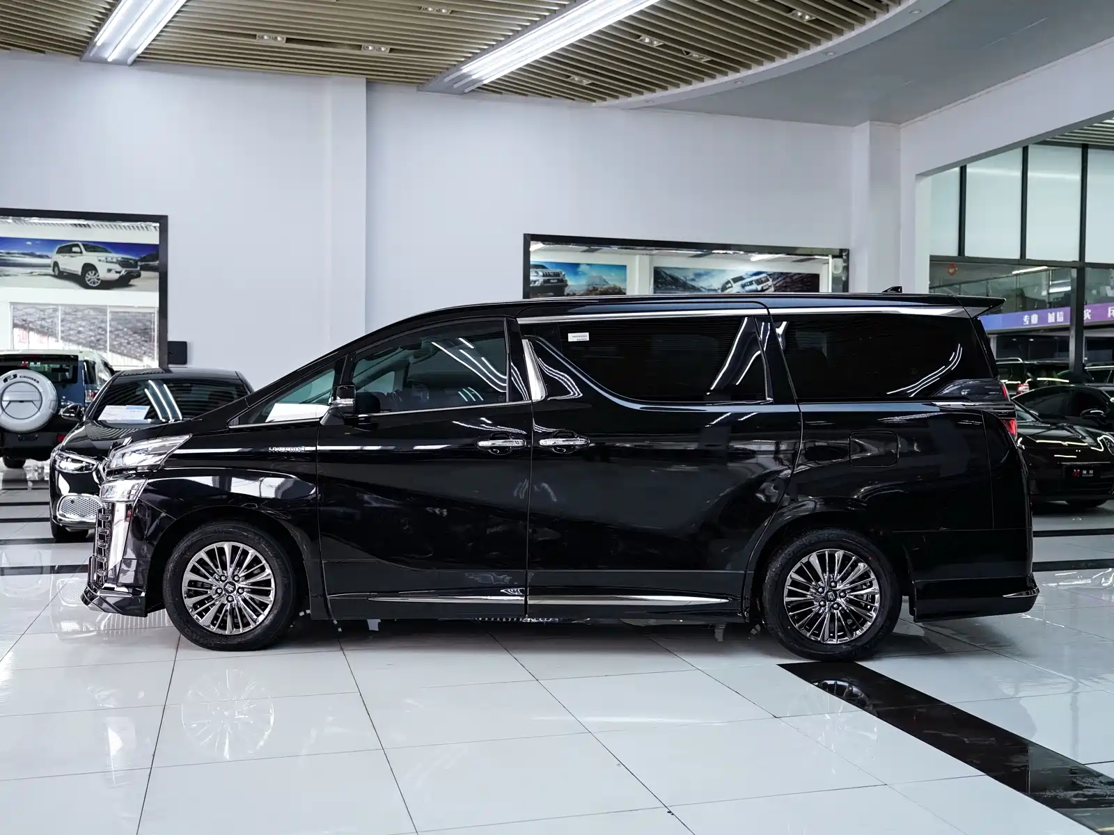 Фото 2 - Toyota Vellfire