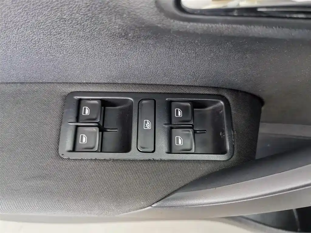 Volkswagen Polo 2014 1.6L Automatic Comfort Edition фото 9