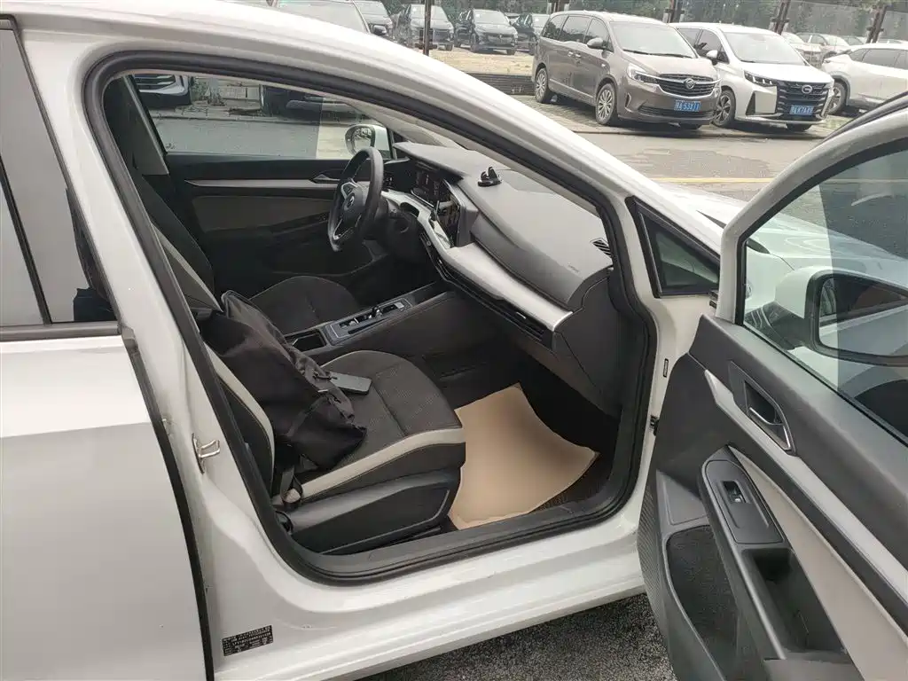 Volkswagen Golf 2023 Model 200TSI DSG фото 20