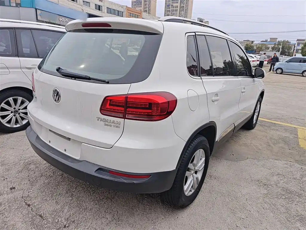 VOLKSWAGEN TIGUAN