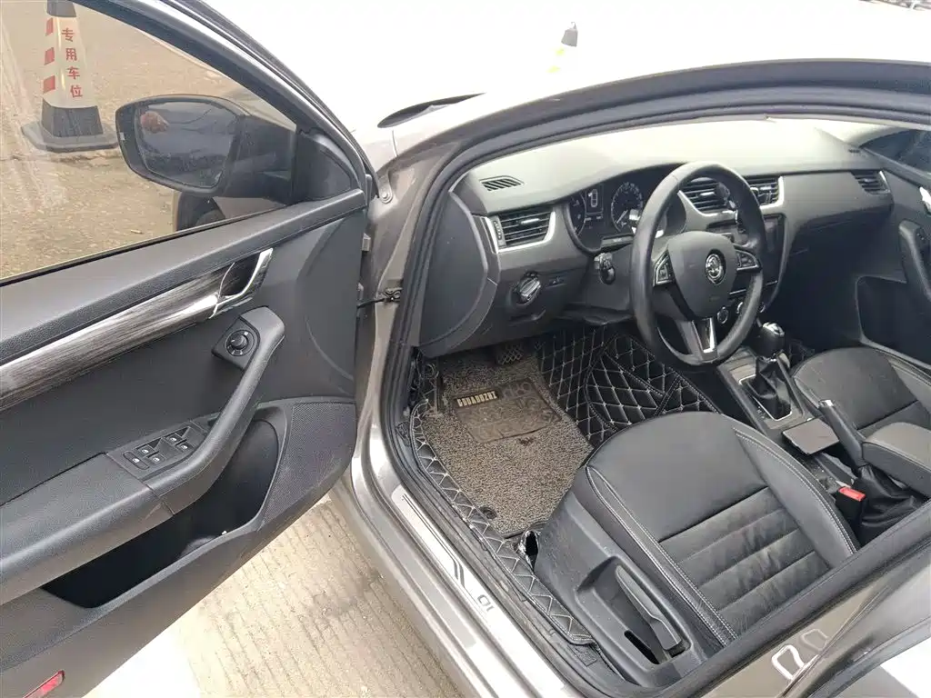 Škoda Octavia 2017 1.6L Automatic Smart Edition фото 12