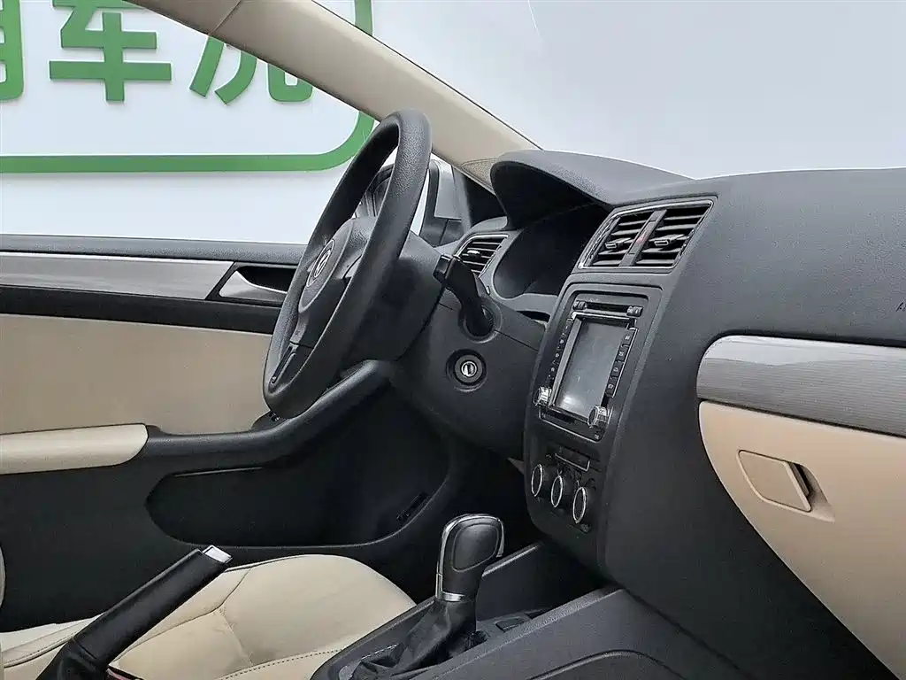 Volkswagen Sagitar 2012 1.6L Automatic Comfort Type фото 22