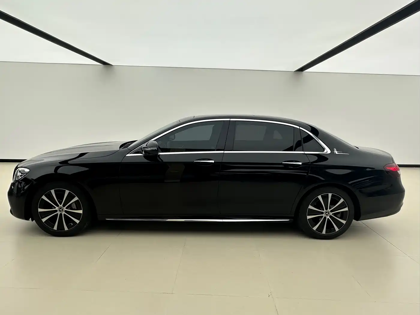Mercedes-Benz E-Class New Energy 2022 E 350 e L Plug-in Hybrid Sedan фото 27