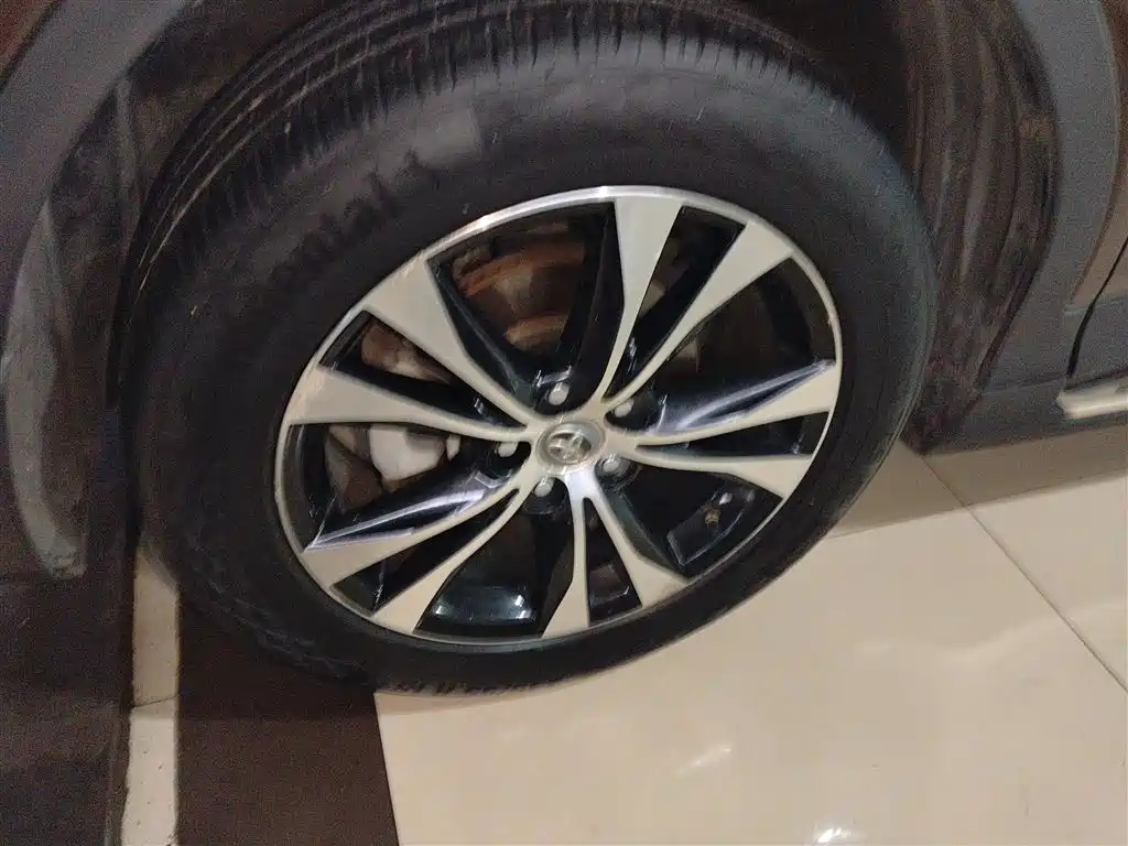 Toyota RAV4 Rongfang 2015 2.5L Automatic 4WD Elite Edition фото 25