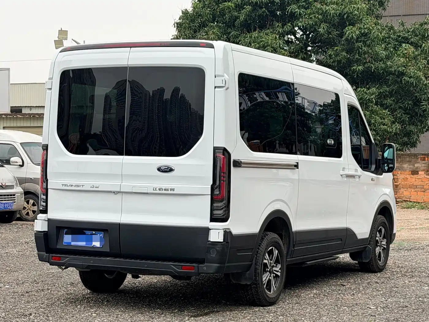 Ford Transit T8 2024 T8 2.3T Diesel Automatic Medium Wheelbase Medium Roof 9-Seat Business Travel Version (2/2/2/3 seating) фото 4