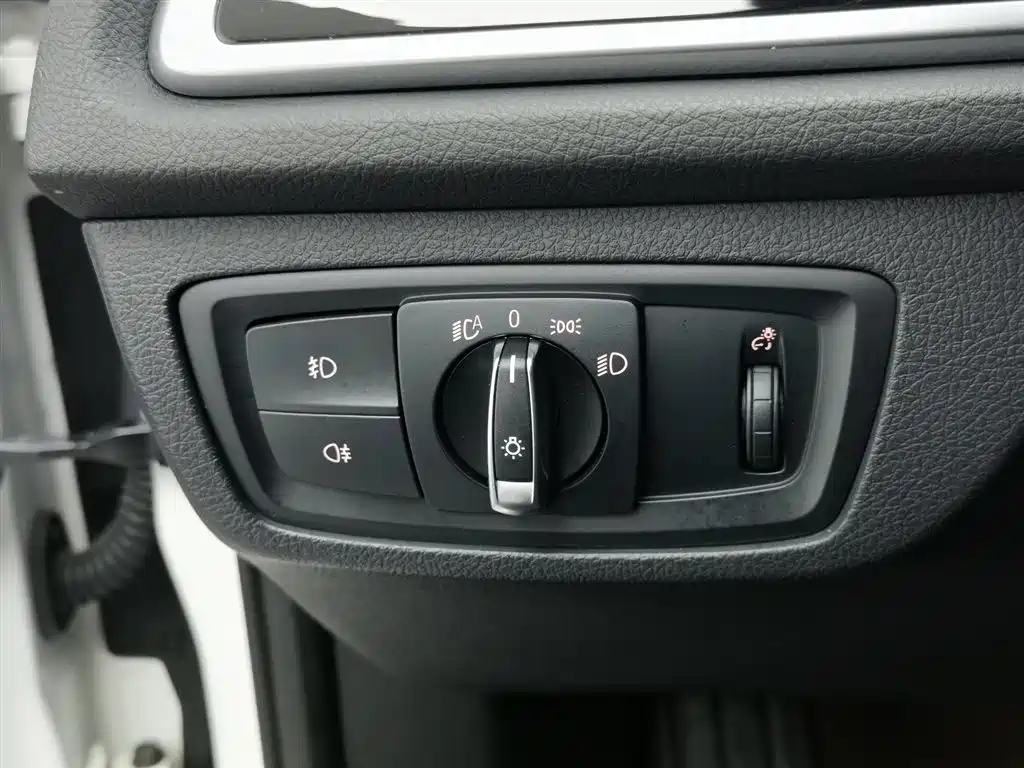 BMW 1 Series 2018 118i Sport Edition фото 21