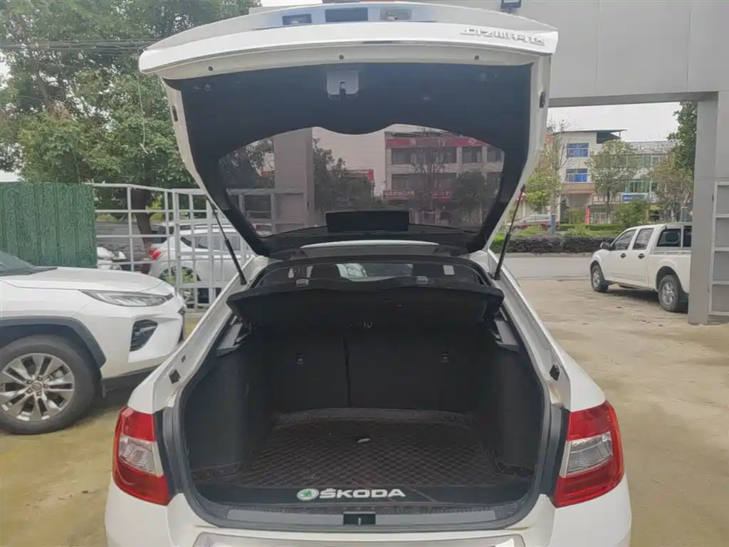 Škoda Octavia 2017 1.6L Automatic Smart Edition фото 19