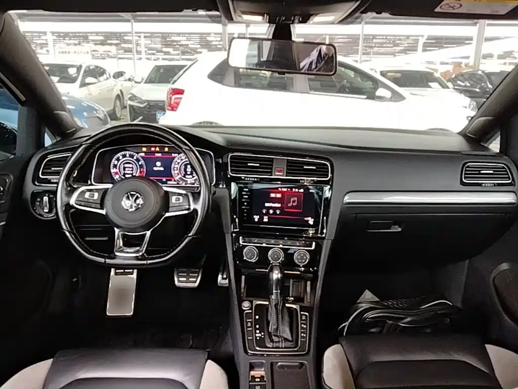 صورة 10 - Volkswagen Golf