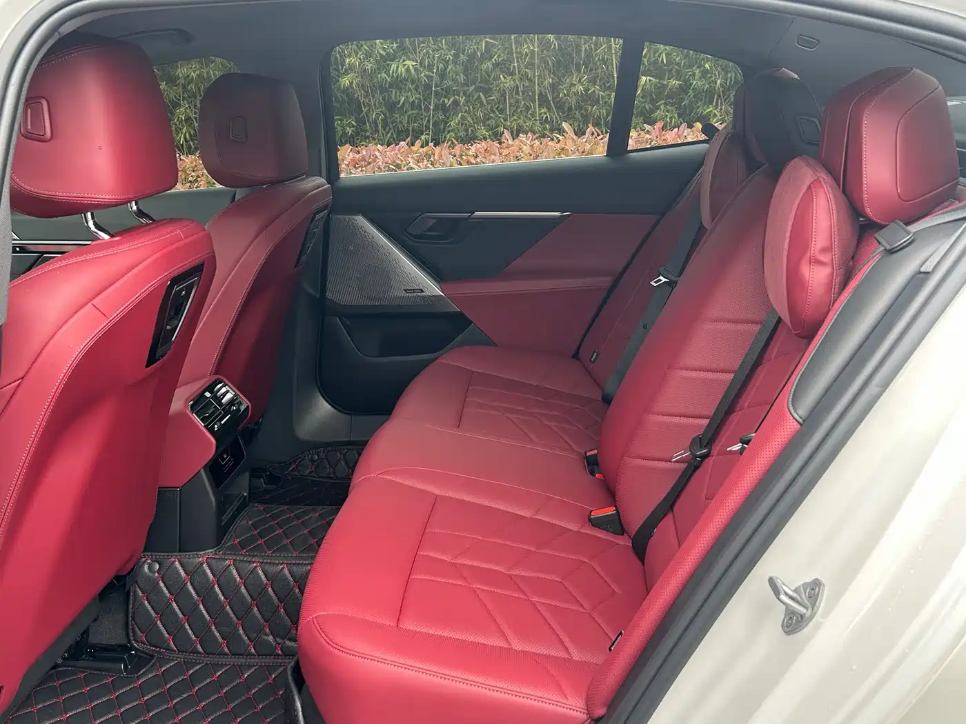 BMW 5 Series 2025 530Li Leading M Sport Package фото 10