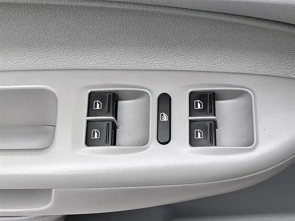 Škoda Octavia 2012 1.6L Manual Yijie Edition фото 9