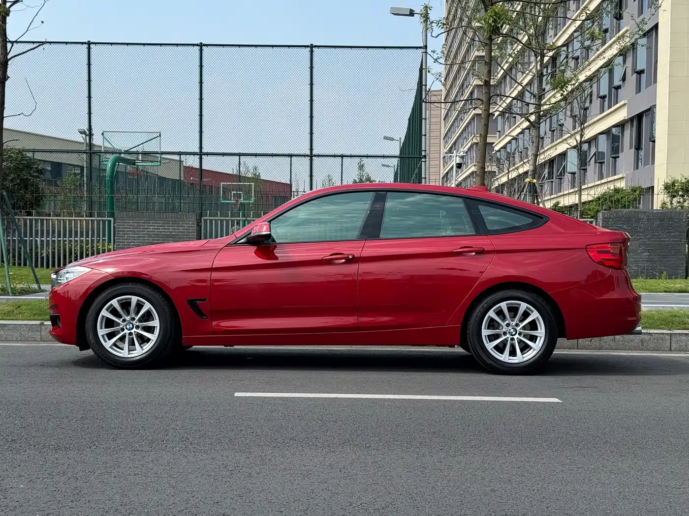 BMW 3 Series GT 2013 Model 320i Leading фото 9