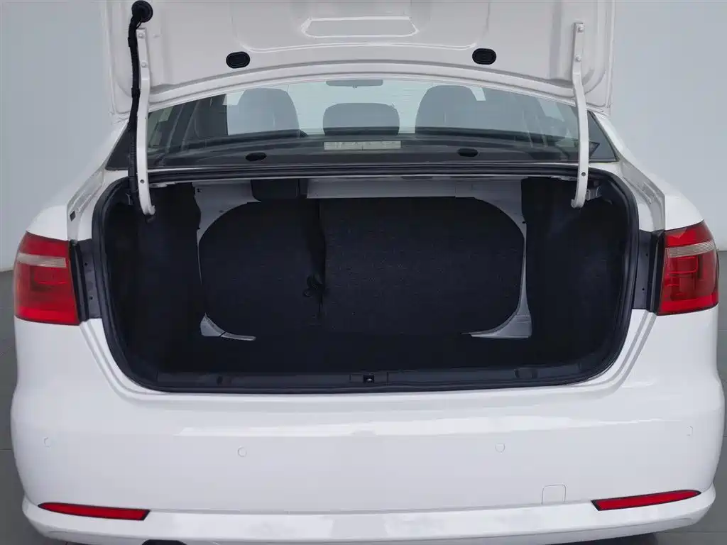 Volkswagen Lavida 2013 Facelift Classic 1.6L Automatic Comfort фото 16
