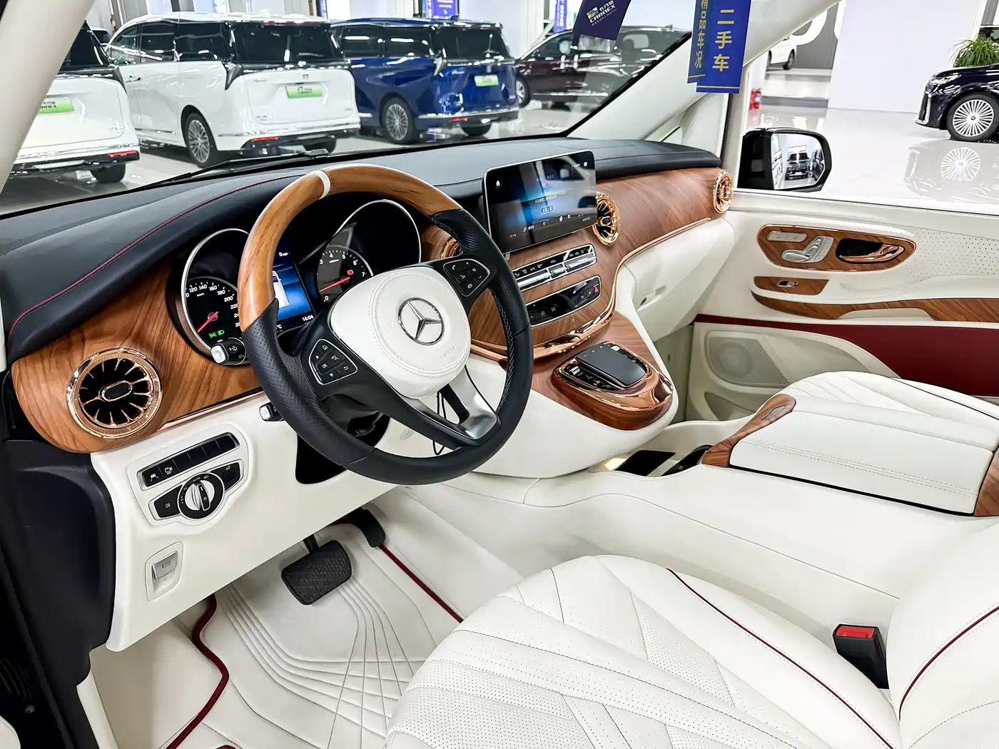 Mercedes-Benz V-Class 2022 V 260 L Long Wheelbase Luxury Edition фото 6
