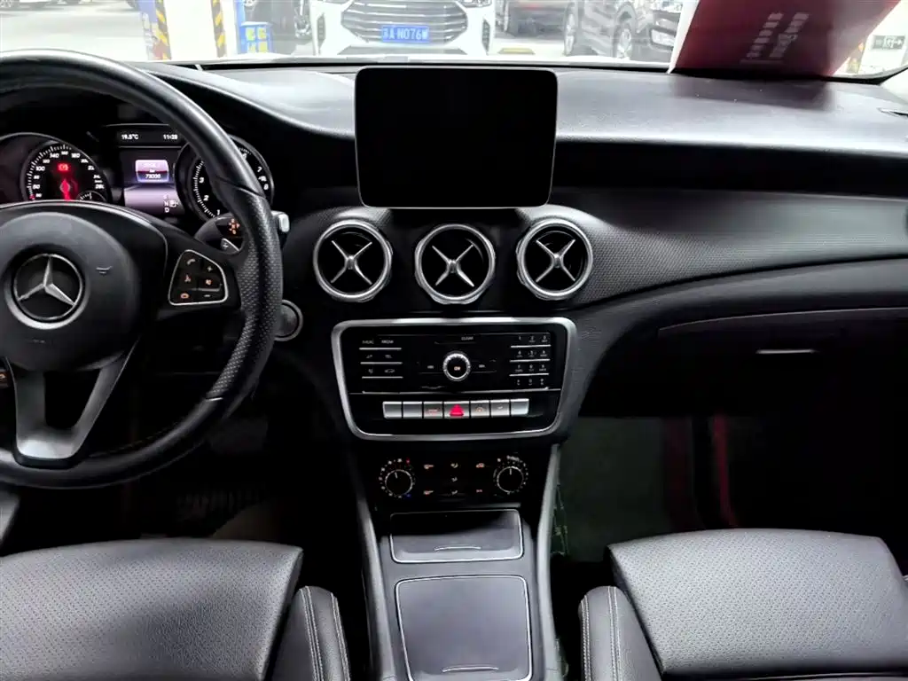 Mercedes-Benz GLA 2018 GLA 200 Dynamic фото 13