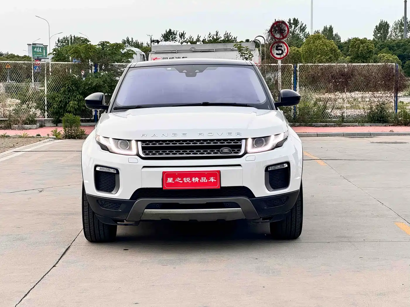 Land Rover Range Rover Evoque 2017 2.0T SE Smart Shine Edition фото 2