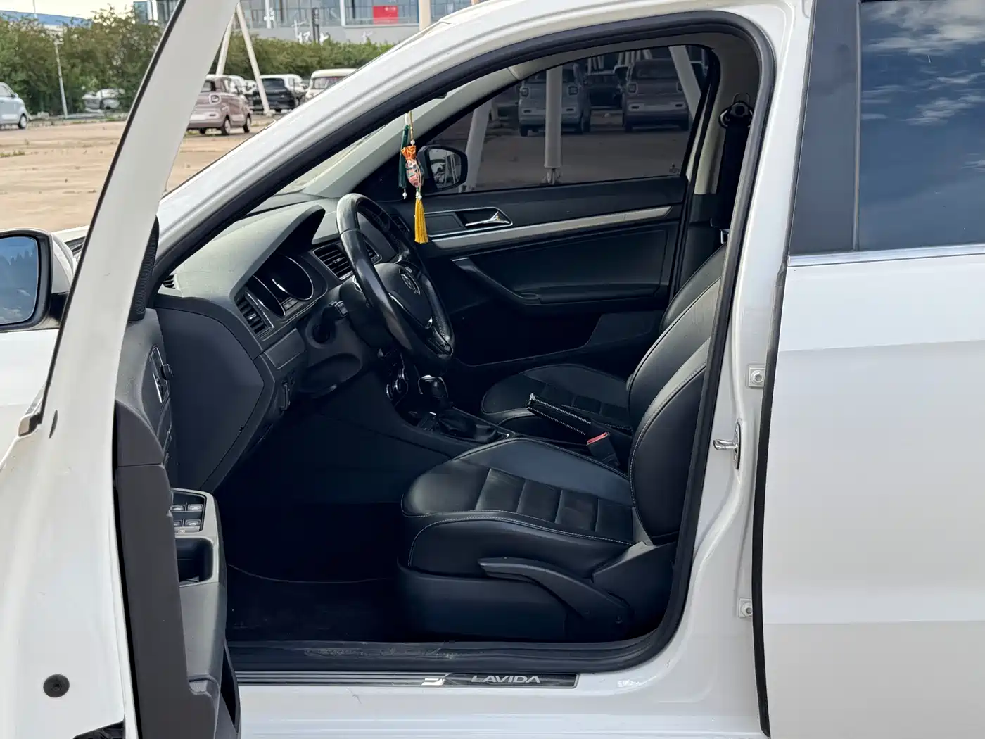 Volkswagen Lavida 2017 1.6L Automatic Comfort Edition фото 8