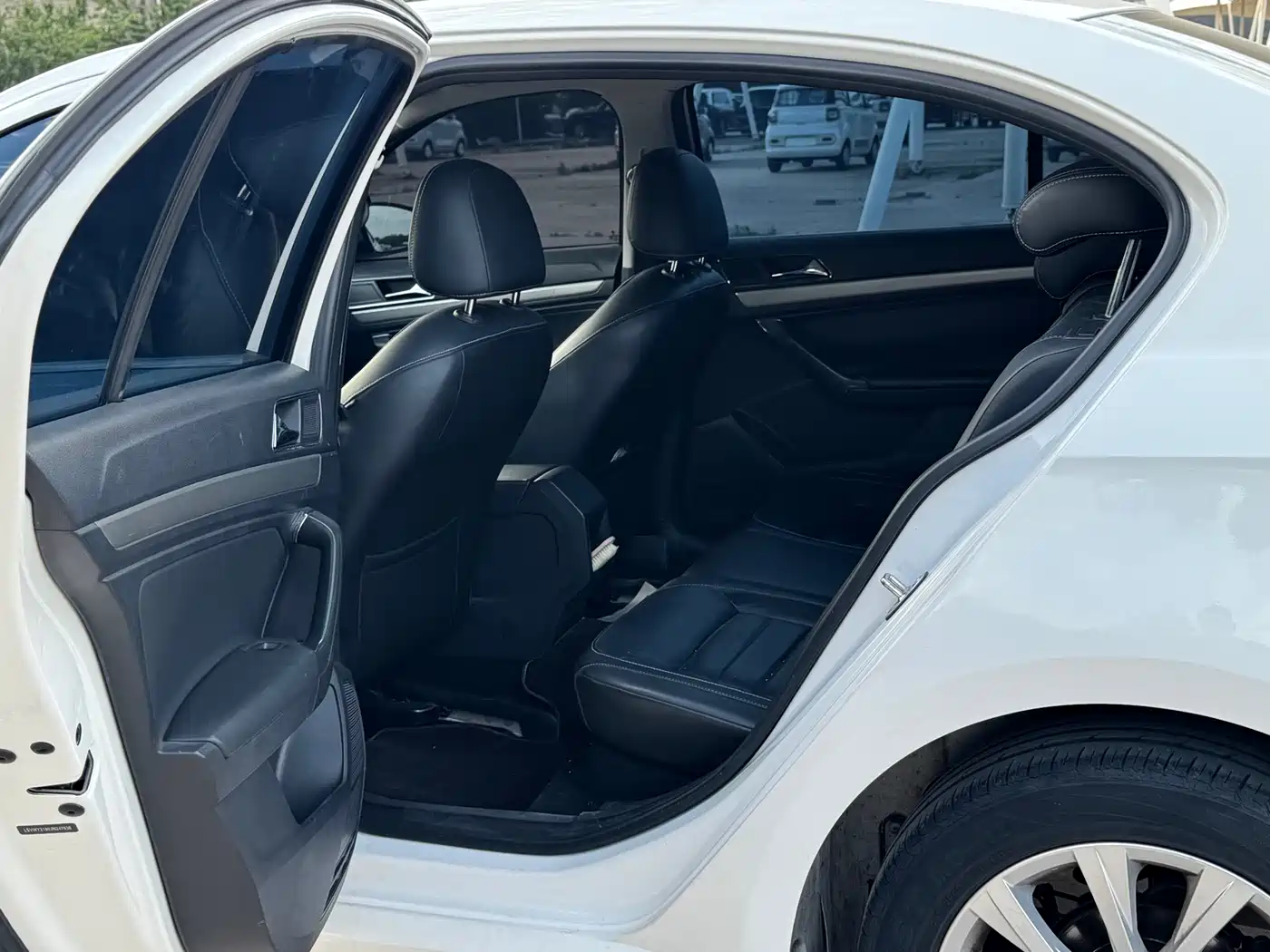 Volkswagen Lavida 2017 1.6L Automatic Comfort Edition фото 9