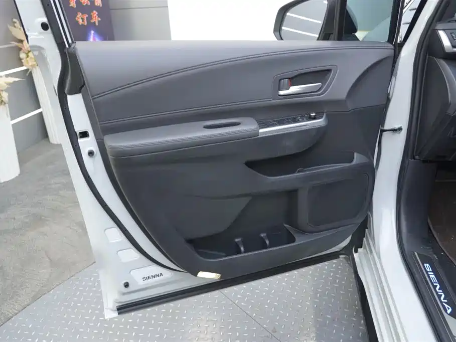 Toyota Sienna 2021 2.5L Hybrid Premium Edition фото 22