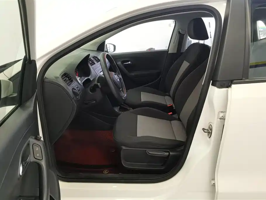 Volkswagen Polo 2016 1.4L Automatic Trend фото 9