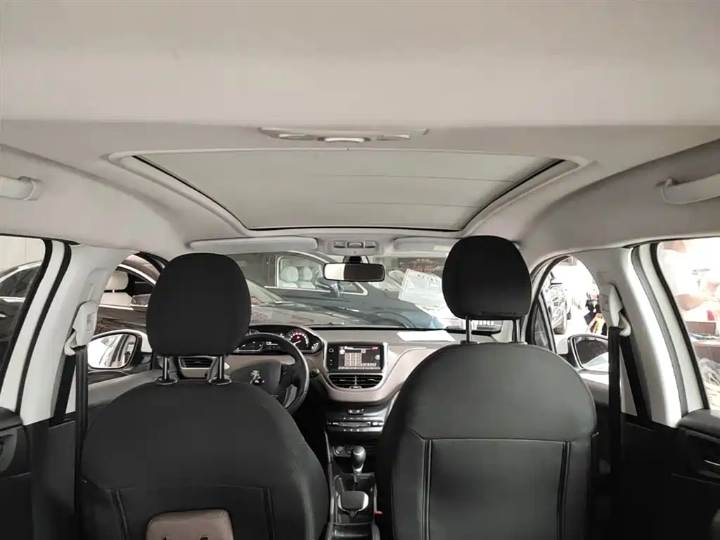 Peugeot 2008 2014 1.6L Automatic Navigation Edition фото 17