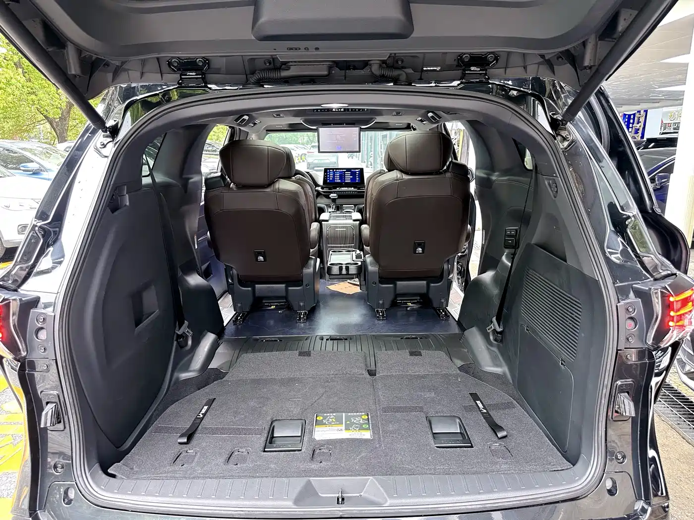 Toyota Granvia 2022 Model Year 2.5L Hybrid Flagship Edition фото 11