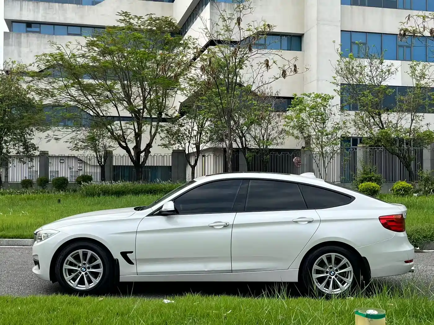 BMW 3 Series GT 2013 Model 320i Leading фото 3