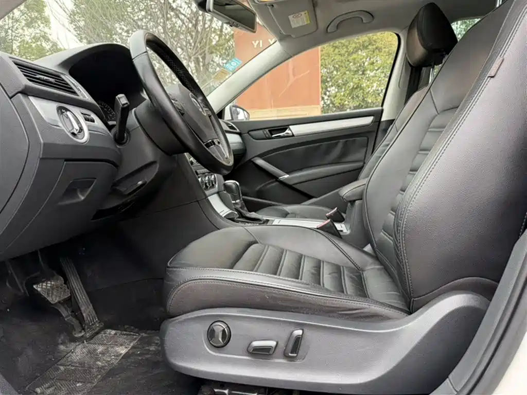 Volkswagen Passat 2014 1.8TSI DSG Executive Edition фото 15
