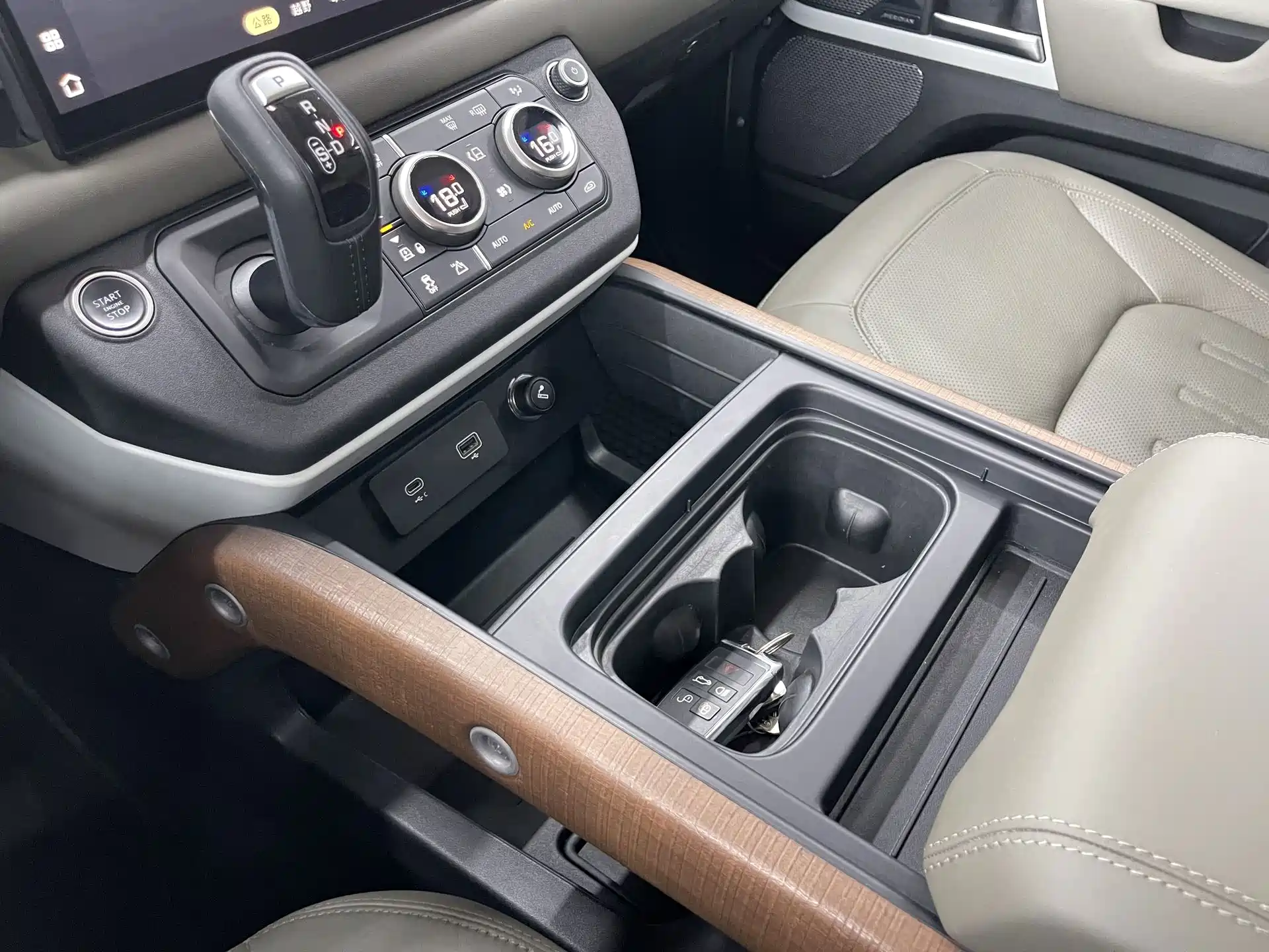 Photo 15 - Land Rover Defender