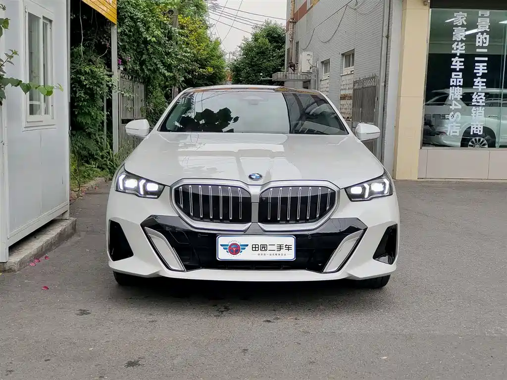 BMW 5 Series 2025 530Li Leading M Sport Package фото 2