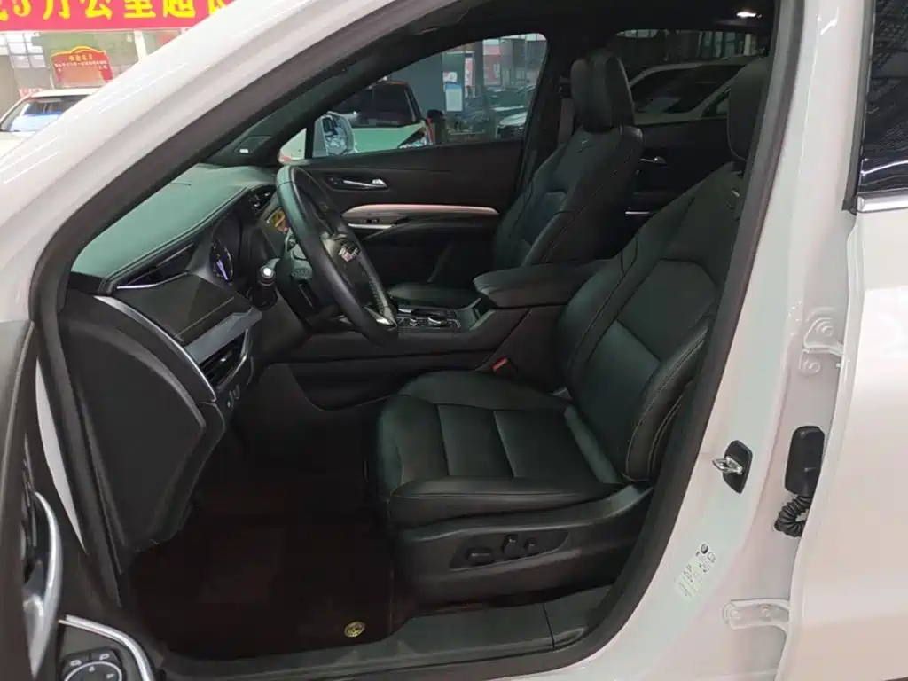Фото 15 - Cadillac XT4