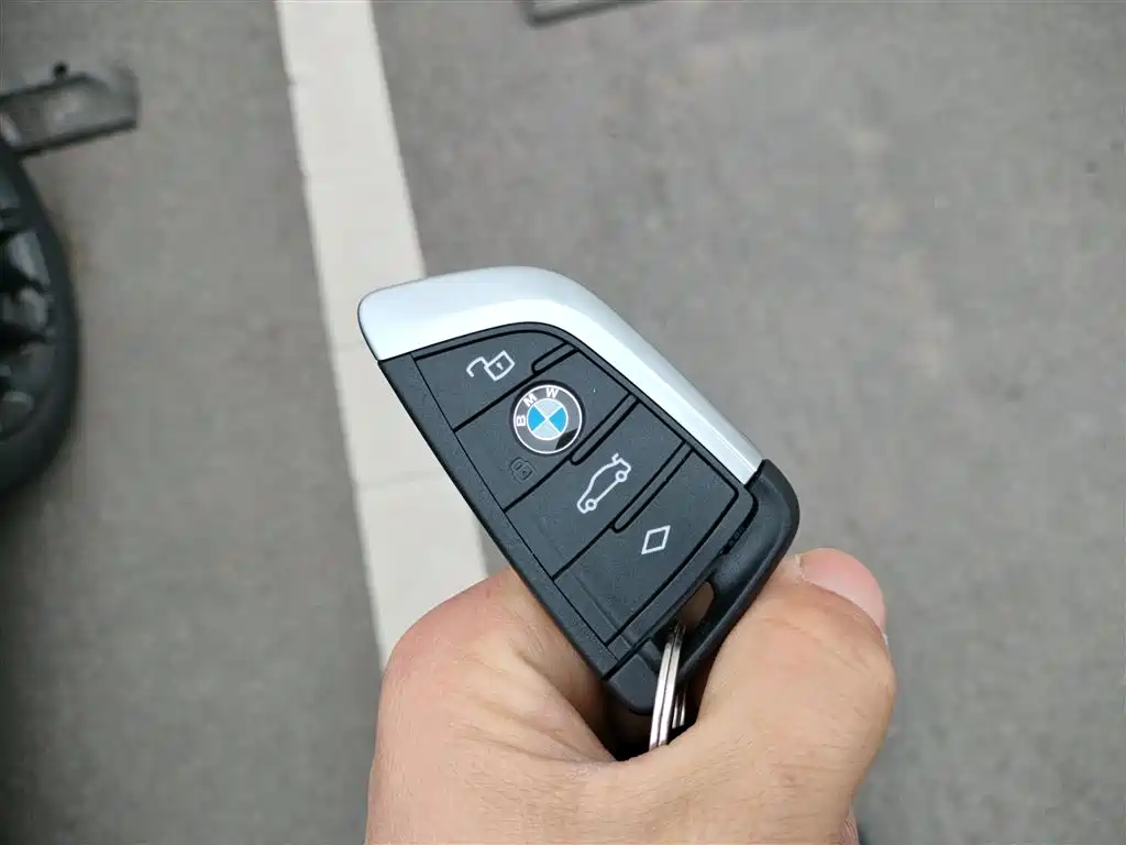 BMW 3 Series 2025 330Li M Sport Night Edition фото 9