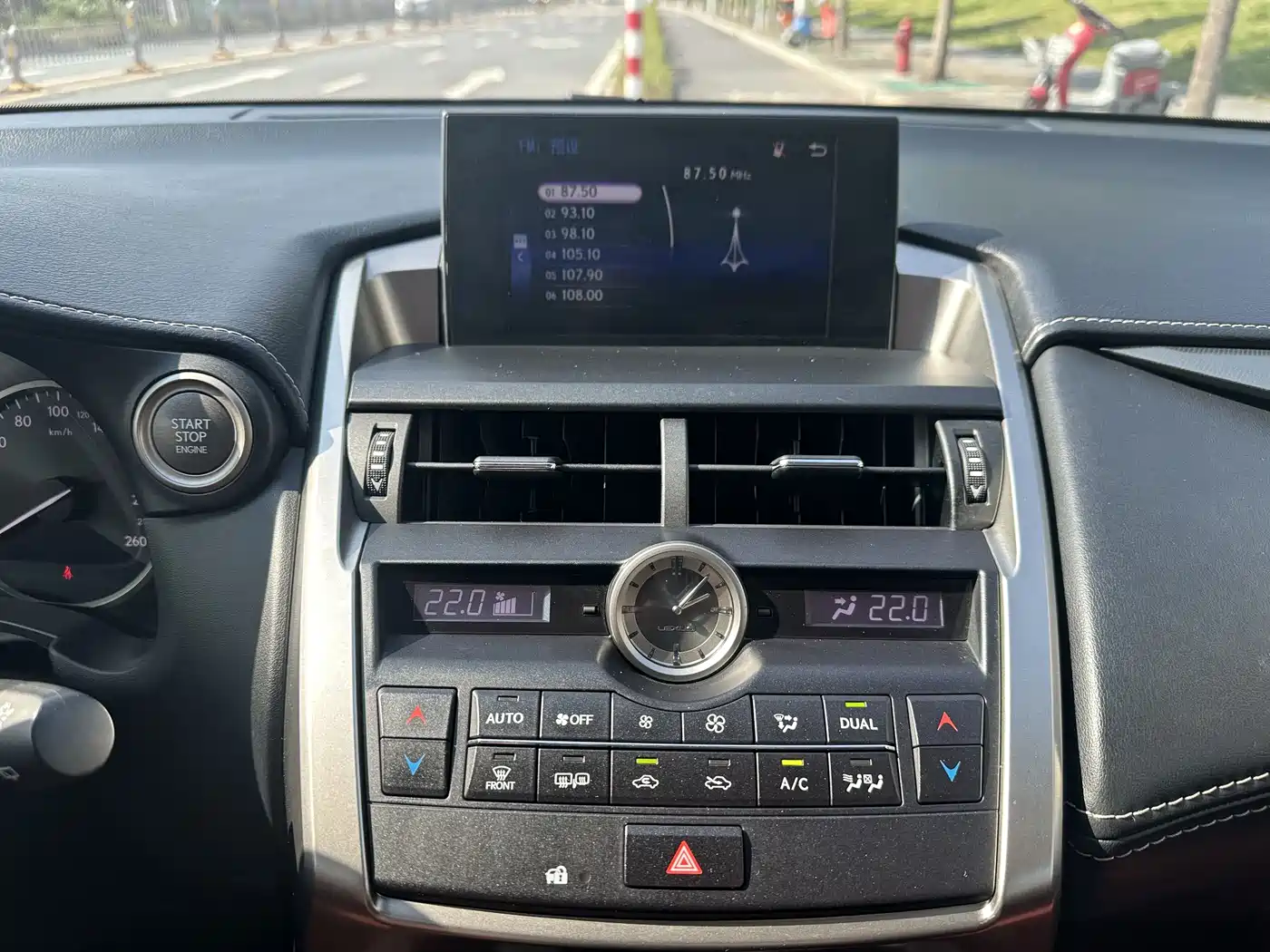 Lexus NX 2015 200t AWD F Sport фото 18