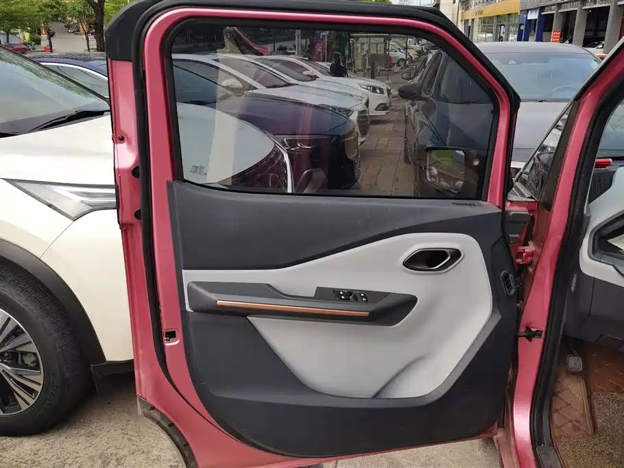 BAOJUN E200