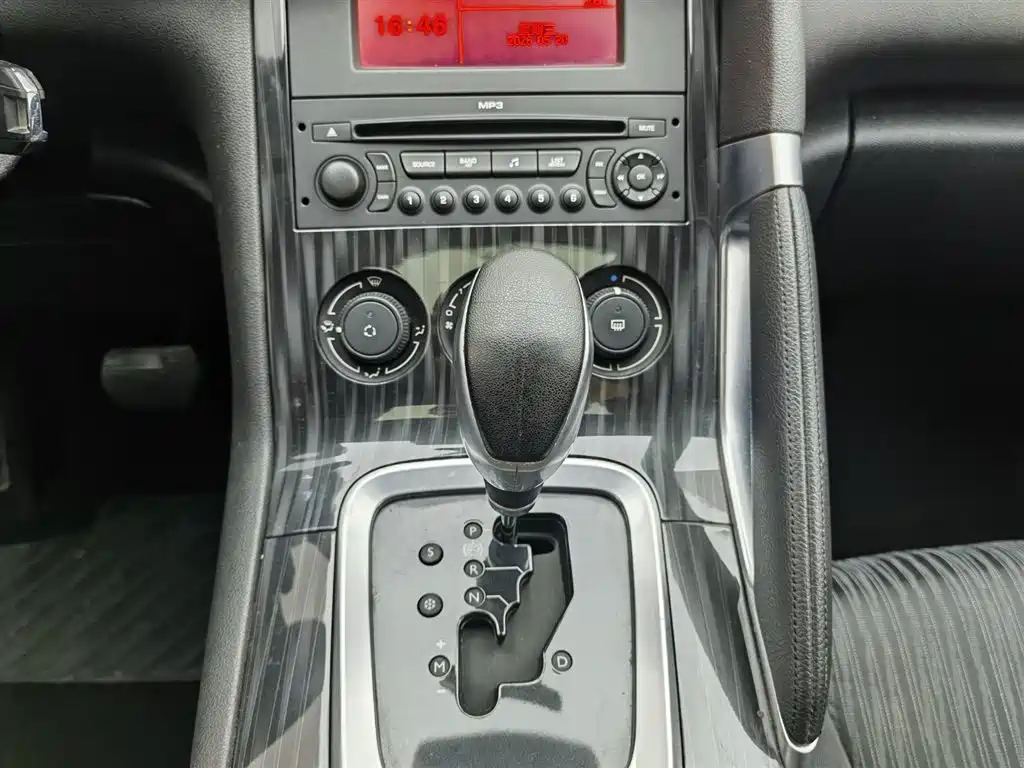 Peugeot 3008 2015 2.0L Automatic Classic Edition фото 13