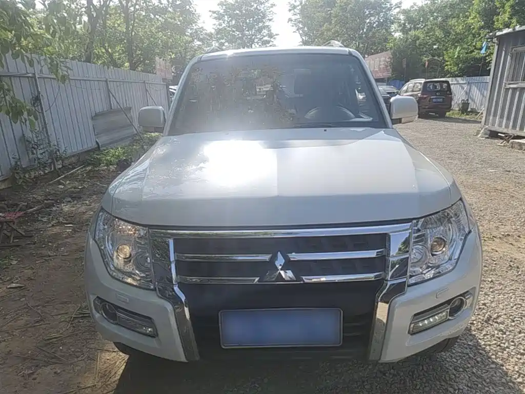 Mitsubishi Pajero (Import) 2016 3.0L Automatic Standard (China V) фото 3