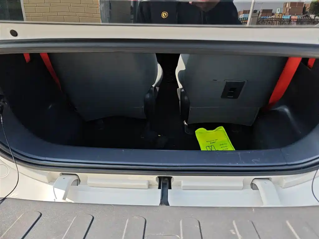 BAOJUN E200