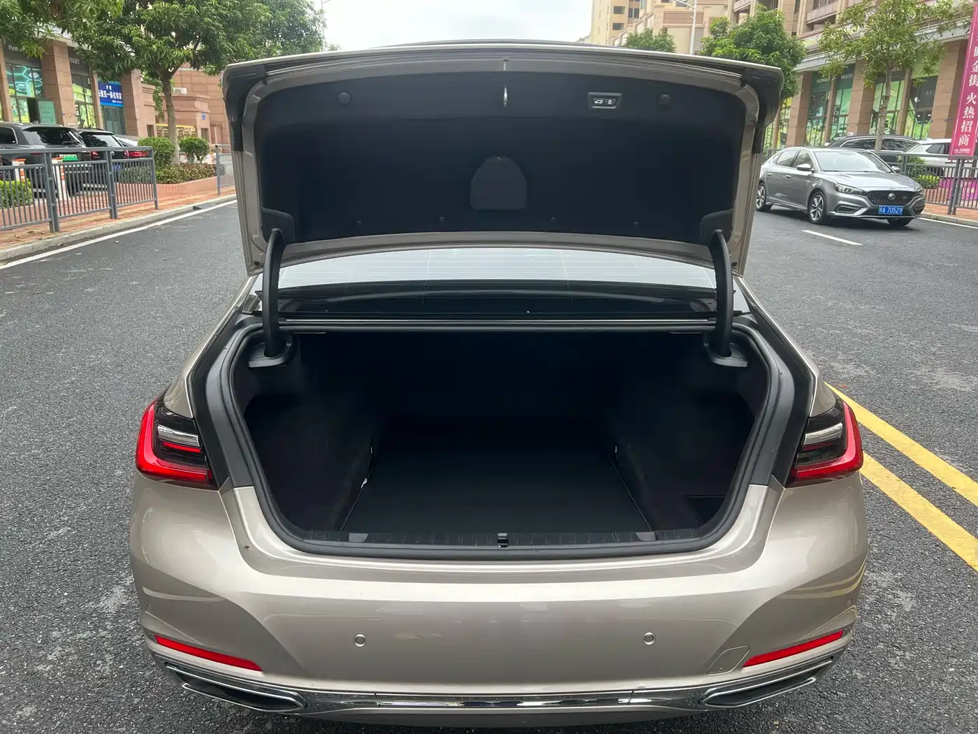 BMW 7 Series 2021 Model 740Li Leading Luxury Package фото 18