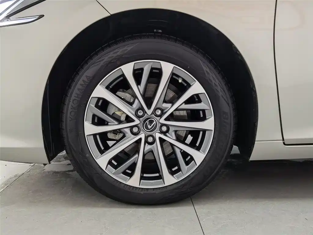 Lexus ES 2025 200 Ultimate Edition фото 17