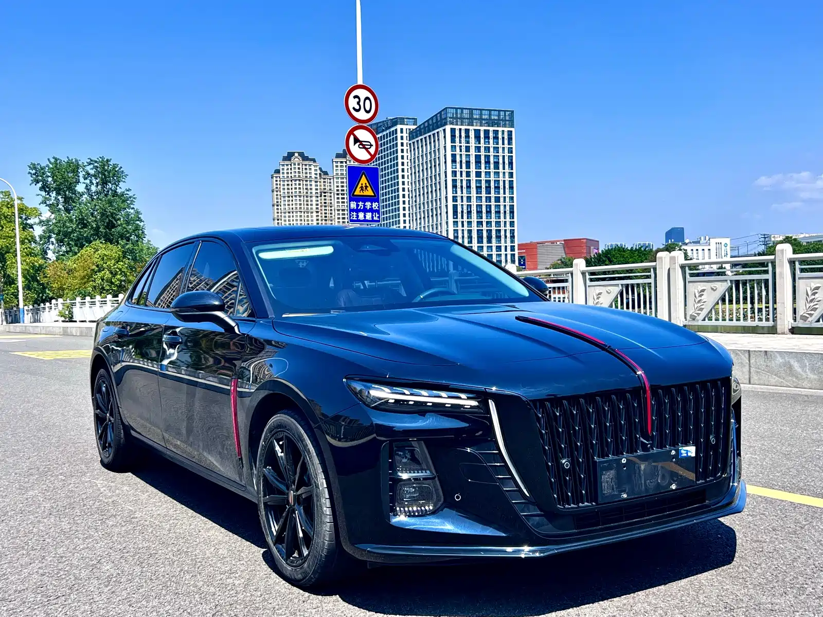 Photo 2 - Hongqi H5