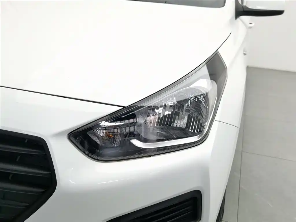 Hyundai Verna 2017 1.4L Manual Renewal Edition China VI фото 7