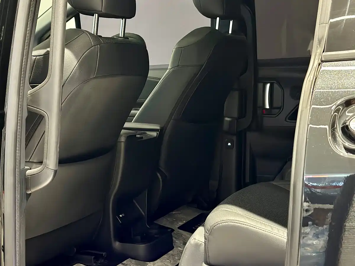 Toyota Granvia 2023 2.5L Hybrid VIP Edition фото 8