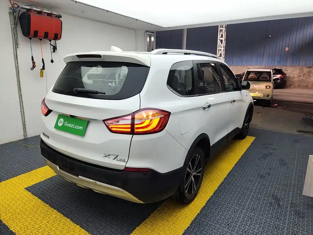 SWM Motor SWM X7 2019 2018 1.8L Manual Comfort 7-Seater